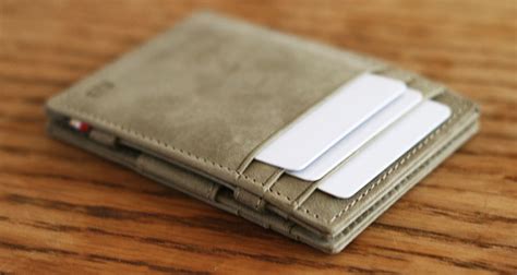 Experience the Difference of the Garzini Essenziale Magif Wallet: Slim, Lightweight, and Durable